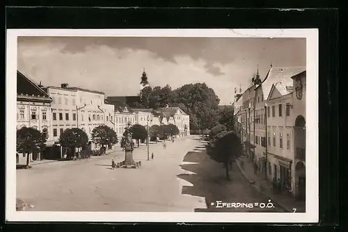AK Eferding, Strassenpartie mit Geschäft, Kirche und Denkmal