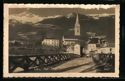 AK Lienz, Ortspartie mit Kirche und Brücke
