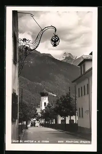 AK St. Anton a. A., Strassenpartie mit Gasthaus und Kirche