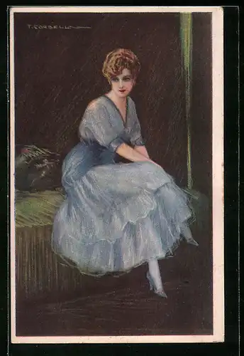 Künstler-AK Tito Corbella: Hübsche Frau in blauem Kleid auf grünem Sofa