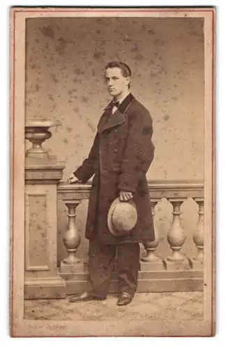 Fotografie J. Gaukler, Stuttgart, Calwerstr. 58, Portrait stattlicher junger Mann mit Hut im Mantel