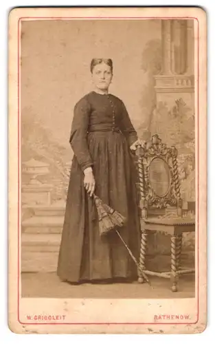 Fotografie W. Grigoleit, Rathenow, Portrait Dame im Kleid mit Schirm in der Hand
