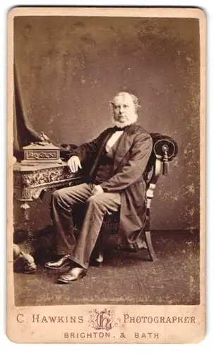 Fotografie C. Hawkins, Brighton, 38 Preston Street, Portrait stattlicher Herr mit Lincolnbart im Anzug