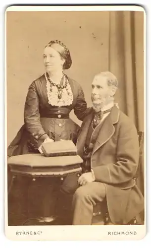 Fotografie Byrne & Co., Richmond, Hill Street, Portrait eines elegant gekleideten Paares