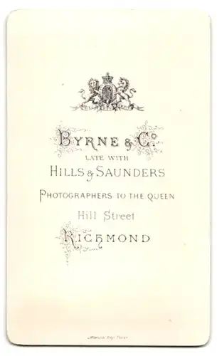 Fotografie Byrne & Co., Richmond, Hill Street, Portrait eines elegant gekleideten Paares