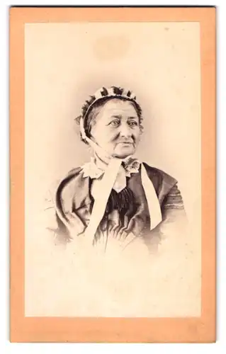 Fotografie Otto Johnsen, Döbeln, Portrait betagte schöne Frau mit Rüschenkopfschmuck