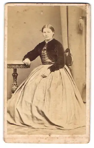 Fotografie W. Grigoleit, Rathenow, Portrait bildschönes Fräulein im prachtvollen Kleid