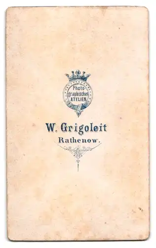 Fotografie W. Grigoleit, Rathenow, Portrait bildschönes Fräulein im prachtvollen Kleid