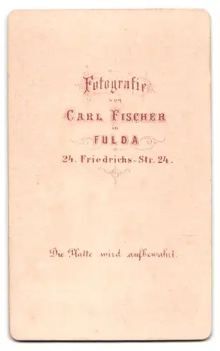 Fotografie Carl Fischer, Fulda, Friedrichstr. 24, Portrait eines elegant gekleideten Paares vor einer Waldstudiolkulisse