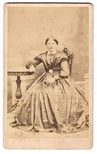 Fotografie W. Grigoleit, Rathenow, Portrait einer elegant gekleideten Frau im prachtvollen Kleid