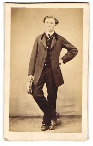 Fotografie unbekannter Fotograf und Ort, Portrait stattlicher junger Mann im Anzug
