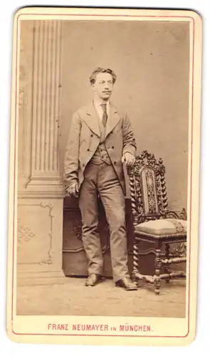 Fotografie Franz Neumayer, München, Neue Pferdestrasse, Portrait junger charmanter Mann im Anzug