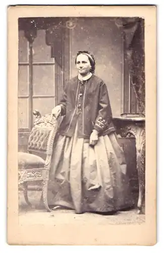 Fotografie Gg. Haberland, Eggenfelden, Portrait hübsche Frau im prachtvollen Kleid
