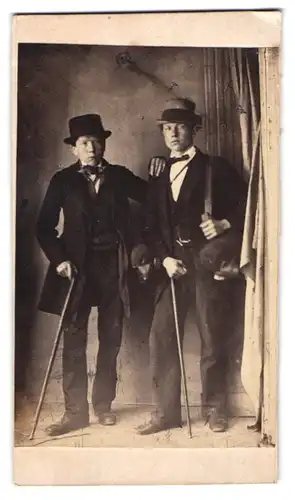 Fotografie unbekannter Fotograf und Ort, zwei junge Herren mit Flanierstöcken in eleganten Anzügen