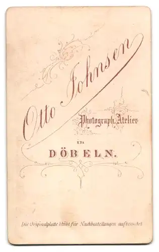 Fotografie Otto Johnsen, Döbeln, Portrait bildschöne Frau mit Brosche am Blusenkragen