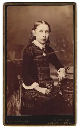 Fotografie Bolko Schmiechen, Sunderland, 135 High St. West, Portrait hübsches Mädchen mit eleganter Halskette