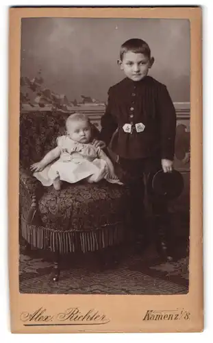 Fotografie Alex. Richter, Kamenz i. S., Portrait süsses Kinderpaar in niedlicher Kleidung