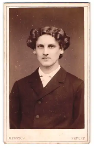 Fotografie K. Festge, Erfurt, Anger 51, Portrait junger Mann mit lockigem Haar im Jackett