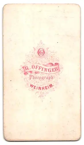 Fotografie G. Offinger, Weinheim, Kleiner Junge im Mantel schaut mit aufmerksamen Blick zur Seite