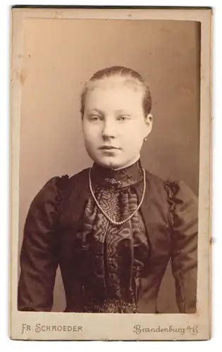 Fotografie Fr. Schroeder, Brandenburg a. H., Ritterstr. 18, Eine junge Frau mit Kette um den Hals