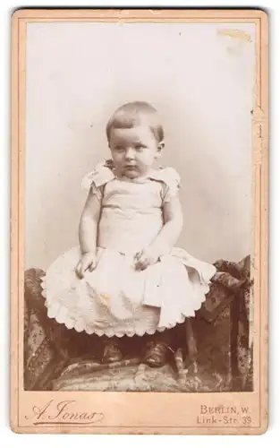 Fotografie A. Jonas, Berlin, Link-Str.39, kleines Baby im weissen Kleid