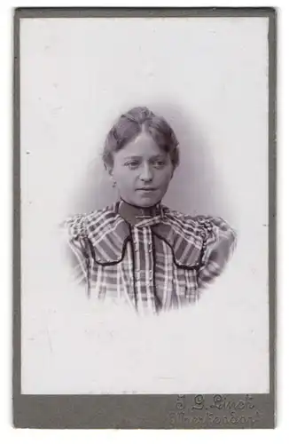 Fotografie J.G. Linck, Merkendorf, Kleines Mädchen mit einem sanften Lächeln