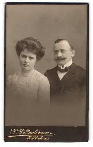 Fotografie F. Kaltenhäuser, Züllichau, eine Frau und ein Mann in mittelbürgerlicher Kleidung