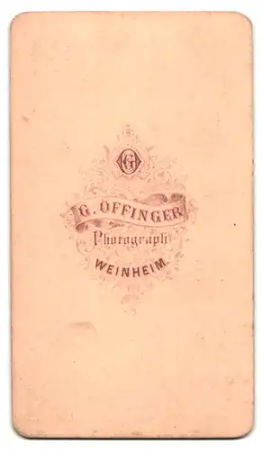 Fotografie G. Offinger, Weinheim, Junge im Mantel mit einem bedrückten Blick