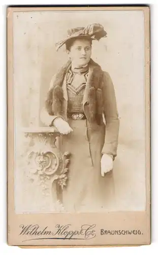 Fotografie Wilhelm Klopp u. Co., Braunschweig, Friedrich Wilhelmstr. 37, Frau mit Pelz und Kopfbedeckung