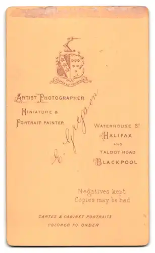 Fotografie E. Gregson, Halifax, Waterhouse Street, Mann mit strapaziertem Bart hält ein kleines Heft in der Hand
