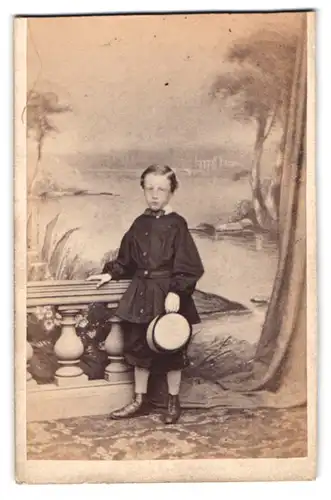 Fotografie E. Gregson, Halifax, Waterhouse Street, Kleiner Bube an einem Terassenzaun mit Hut in der Hand