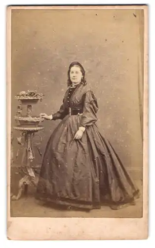 Fotografie Central Photography Rooms, Bayswater, 90 Cannon Street West, Junge Frau in einem sehr grossen Kleid