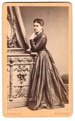 Fotografie J. Gaugler, Stuttgart, Calwer Str. 58, Junge Frau mit nachdenklichem Blick in einem Lederkleid