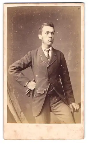 Fotografie The Star Photographic Company, Southampton, 9. Bernard Street, Junger Mann im Anzug in aufrechter Haltung