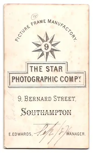Fotografie The Star Photographic Company, Southampton, 9. Bernard Street, Junger Mann im Anzug in aufrechter Haltung