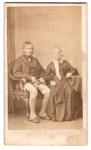 Fotografie James Harrison, Leeds, 172. Woodhouse Lanes, Altes Ehepaar sitzt gemeinsam am Tisch