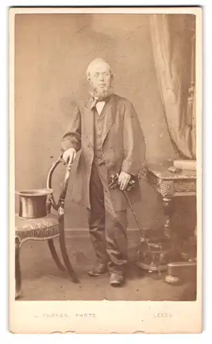 Fotografie J. Turner, Leeds, Mount Preston, Alter Mann mit Vollbart und Stock in der Hand