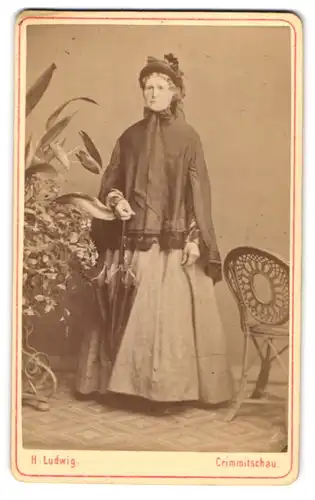 Fotografie H. Ludwig, Crimmitschau, Frau mittleren Alters mit Regenschirm in der Hand