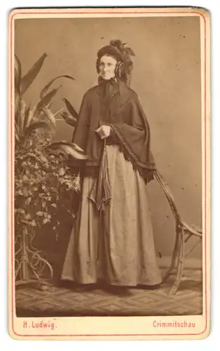 Fotografie H. Ludwig, Crimmitschau, Ältere Frau Sophie Lüsner mit Schirm in der Hand und Kopfbedeckung