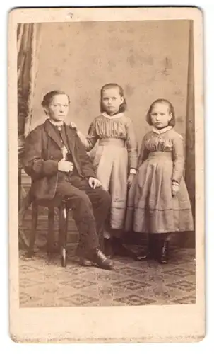 Fotografie G. Könitzer, Hof, Marienstrasse 695, Drei kleine Kinder stilvoll gekleidet
