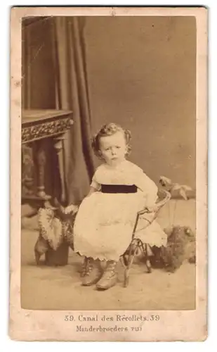 Fotografie Photographie Artistique, Anvers, Canal des Recollets 39, Kleines Baby in weisser Kleidung auf Stuhl sitzend