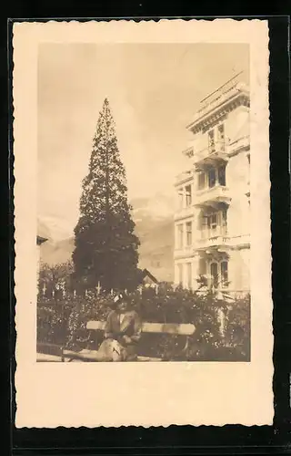 Foto-AK Meran, Urlauberin vorm Hotel Finstermünz