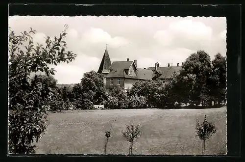 AK Schwann / Schwarzwald, Schulhaus mit Kirche