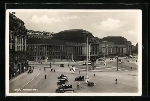 AK Leipzig, Strassenbahnen und Autos vorm Hauptbahnhof