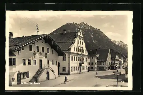 AK Reutte i. T., Teilansicht mit Post-Amt und Tauern