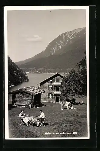 AK Achenkirch, Geisalm am Achensee mit Paar am Gartentisch und Kuh