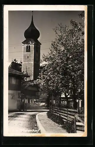 AK Westendorf, Strassenpartie mit Kirche