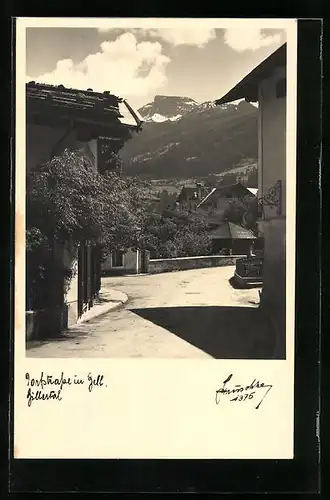 AK Zell am Ziller, Dorfstrasse mit Bergen