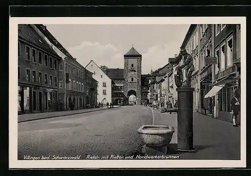 AK Villingen /Schwarzwald, Rietstrasse mit Riettor und Handwerkerbrunnen