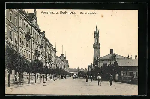 AK Konstanz /Bodensee, Bahnhofsplatz mit Passanten